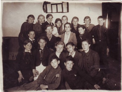 Гальченко Лидия Ильинична (в центре), директор школы №15. 1938 г.