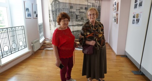 У нас в музее почетные гости — потомки первостроителей – Бутовская Клара Михайловна, и Новгородская Людмила Яковлевна.
