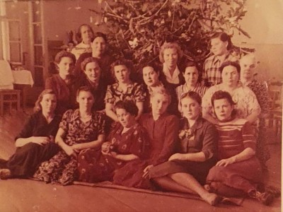 Коллектив детского сада №30, нижний ряд третья слева Глинина Г.А. 1956 г.