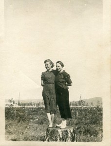 Дик Таисия Филипповна (справа) с подругой. 1938 г.