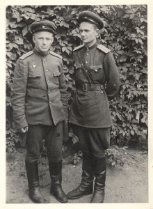Фронтовая фотография: Бублик Александр Фёдорович с товарищем Вовченко Григорием. 1945 г.