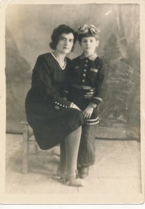 Хетагуровка Клавдия Ивановна Кузовкина-Богатырёва с дочерью Риммой.1948 г.
