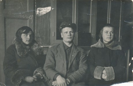 Первостроители. Свиридова Клавдия Ильинична (справа первая). 1930-е гг.
