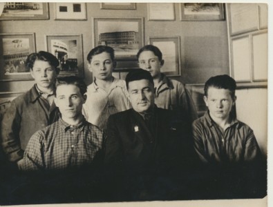 Пичугов Н.В. с учениками завода ножевых изделий