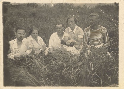 Первостроители города на базе отдыха Шарголи. 1934 г. Слева направо третий – Е. А. Авсиевич с женой.