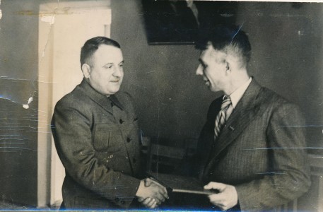 Председатель окружной комиссии по выборам в Верховный Совет СССР (1946 г.) Скляренко Н.М. вручает удостоверение об избрании депутатом Верховного Совета СССР по Комсомольскому избирательному округу Еремину Алексею Дмитриевичу. 1946 г.