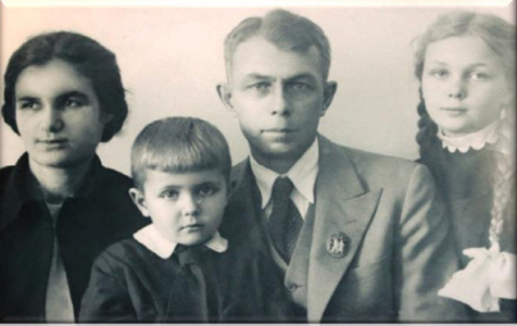 Гальченко Лидия Ильинична с мужем Скляренко Михаилом Максимовичем и детьми Владиславом и Кларой. 1944 г.